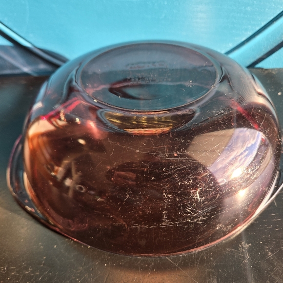 Vintage Pyrex 2 QT Mixing Bowl w Handles Translucent Cranberry Purple - Picture 15 of 16